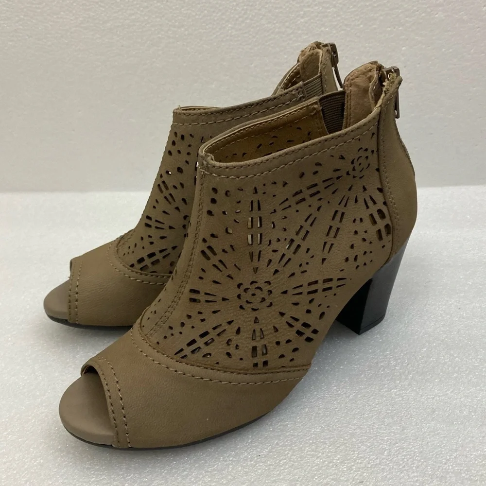 Earth Origins Shaye Taupe Khaki Tan Neutral Heel Leather Laser cut Bootie Size 6